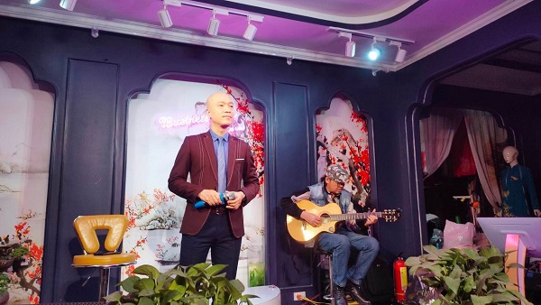 Ca sĩ Trương Kiều Nghị cùng nghệ sĩ Guitar Lâm Râu